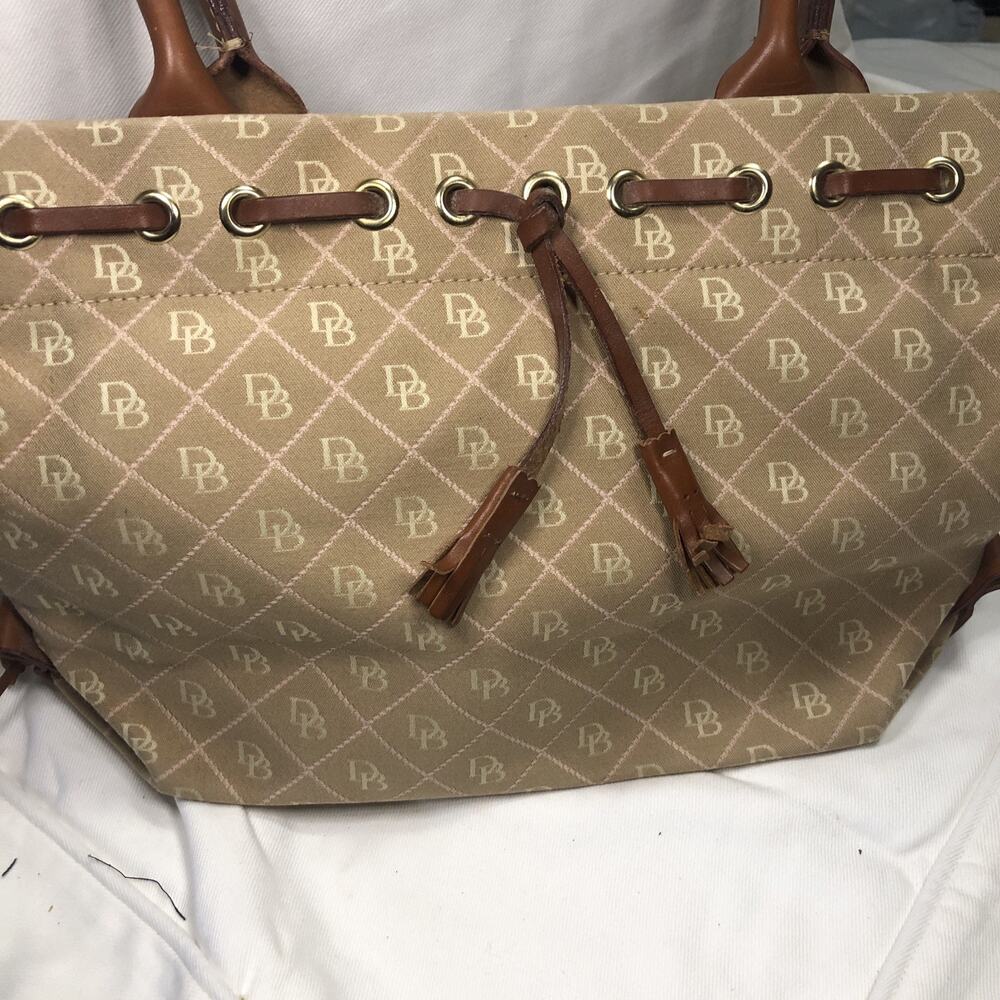 Vtg Dooney & Bourke DB Logo Signature Drawstring Tote Handbag Purse Tan Tassels